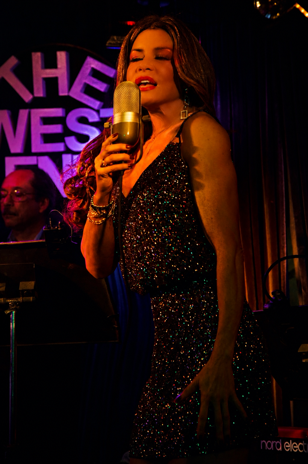 Maggie Moor | Singer-songwriter | Jazz-Blues | Author Skinless |